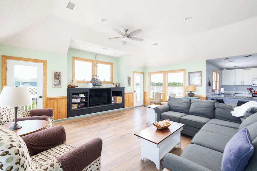 Third Row In Whalehead With Pool + Spa, Sleeps 22! - Corolla, NC