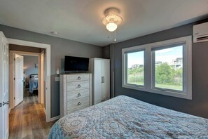 8 bedrooms, iron/ironing board, WiFi, bed sheets