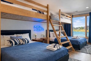 4 slaapkamers, een bureau, een strijkplank/strijkijzer, reisbedje