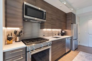 Réfrigérateur, four à micro-ondes, un four, surface de cuisson