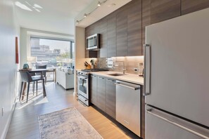 Réfrigérateur, four à micro-ondes, un four, surface de cuisson