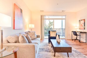 TV, offices - Modern Apt with Balcony (Lexington)