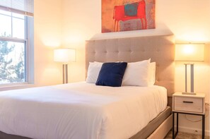 1 bedroom, desk, iron/ironing board, WiFi - Modern Apt with Balcony (Lexington)