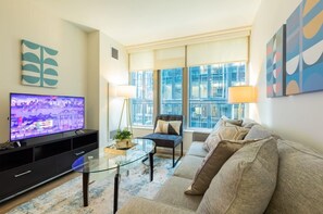 TV, offices - Chic Apt Seaport (Boston)