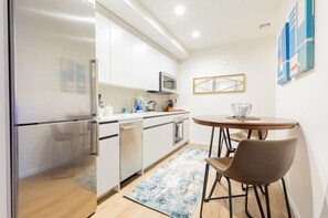 Fridge, microwave, oven, stovetop - Chic Apt Seaport (Boston)