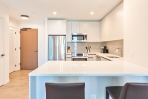 冷蔵庫、電子レンジ、オーブン、コンロ