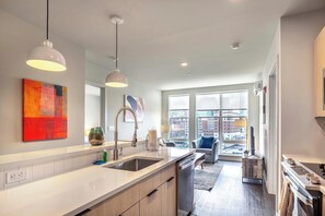 Réfrigérateur, micro-ondes, four, plaque de cuisson