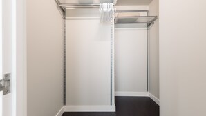Ein Schrank mit Metallregalen und einem Maßband.