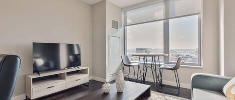 Een televisie en een kantoor