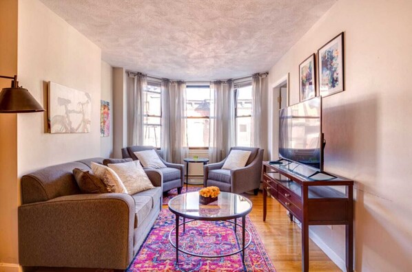 TV, offices - North End Apt Near Harbor (Boston)