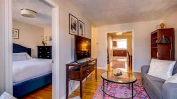 2 Schlafzimmer, Schreibtisch, Bügeleisen/Bügelbrett, WLAN