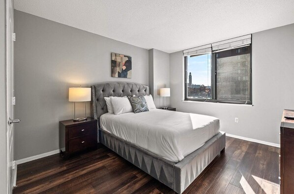 1 bedroom, desk, iron/ironing board, WiFi - Modern Apt Near Downtown (White Plains)