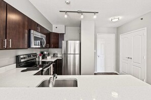 Fridge, microwave, oven, stovetop - Modern Apt Near Downtown (White Plains)