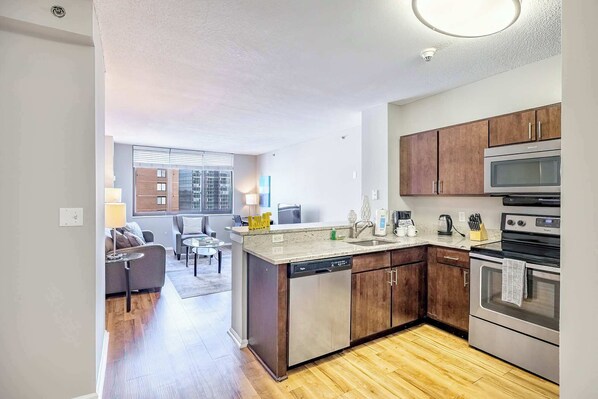 Fridge, microwave, oven, stovetop - Luxury Apt Downtown Near Train (White Plains)