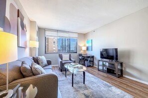 TV, offices - Luxury Apt Downtown Near Train (White Plains)