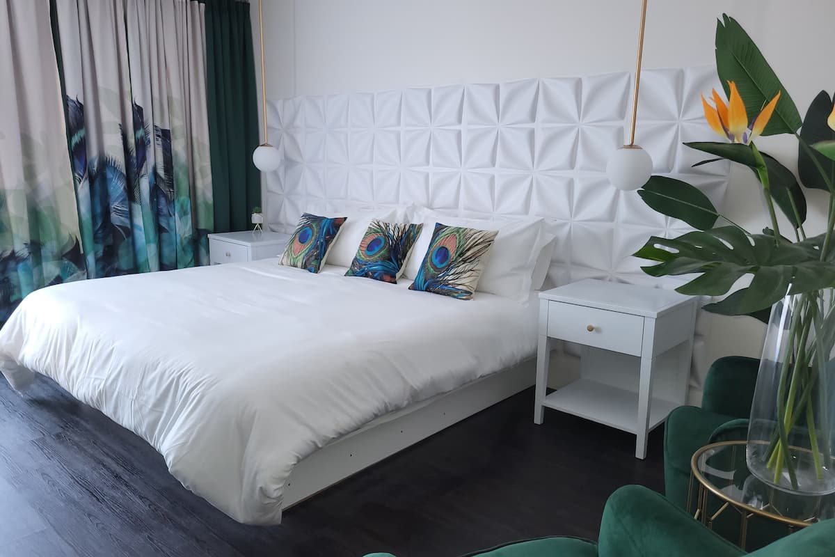 Comfort Room | Blackout drapes, soundproofing, free WiFi