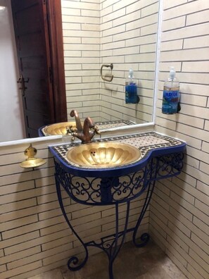 Dusch, hårtork, handdukar och tvål