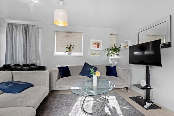 Apartment | Living area - Cozy 2 Bed Apartment Close to Lcy & Excel (London)