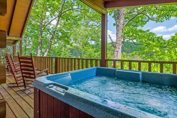 Bañera de hidromasaje al aire libre