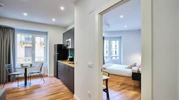 Apartamento superior, vistas a la ciudad | Zona de estar | Una televisión