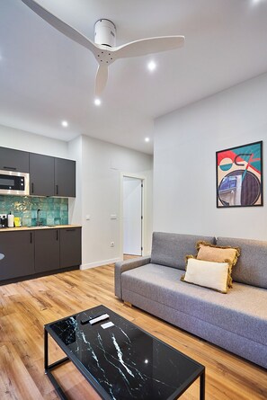 Apartment | Wohnbereich | 32-Zoll-Smart-TV mit Digitalempfang