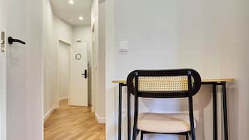 Departamento superior, vista a la ciudad | 1 habitación, escritorio y espacio para trabajar con laptop