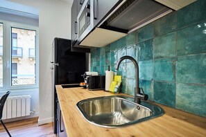 Apartment | Private kitchen | Fridge, microwave, stovetop, dishwasher - Apartamentos Esperanza by gaiarooms (Salamanca)