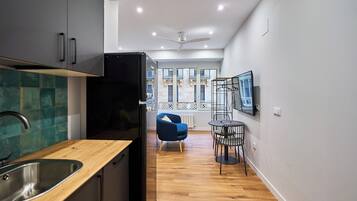 Studio | Private kitchen | Fridge, microwave, stovetop, dishwasher