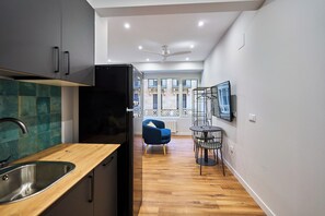 Studio | Private kitchen | Fridge, microwave, stovetop, dishwasher - Apartamentos Esperanza by gaiarooms (Salamanca)