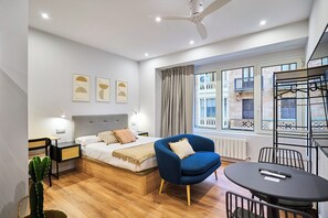 Studiolejlighed | Opholdsområde | 32-tommers smart-tv med digitale kanaler