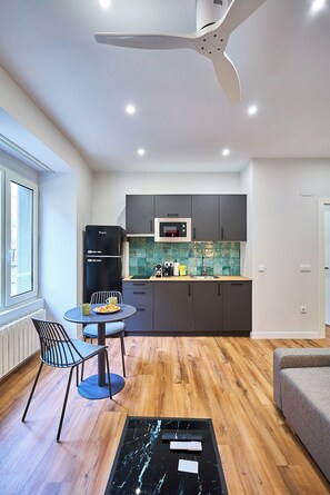 Apartment | Wohnbereich | 32-Zoll-Smart-TV mit Digitalempfang