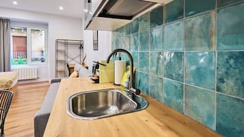 Refrigerador, microondas, placa de cocina, lavavajillas