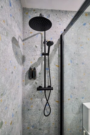 Familienstudio | Badezimmer | Dusche, Haartrockner, Handtücher, Seife