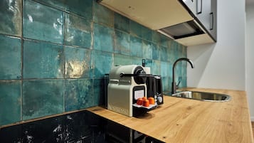 Refrigerador, microondas, placa de cocina, lavavajillas