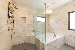 Een douche, een haardroger, handdoeken