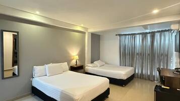 Quarto quádruplo standard, 2 camas de casal | Cofres nos quartos, Wi-Fi de cortesia