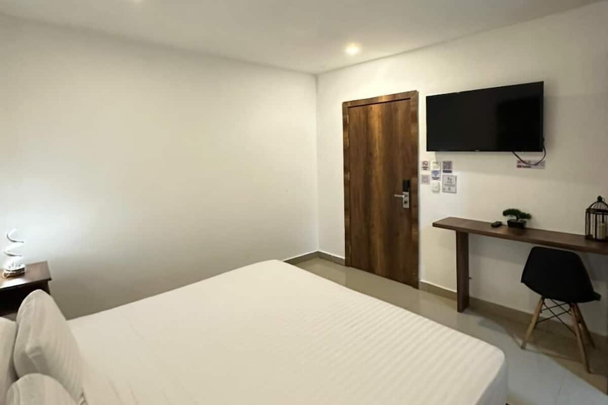 Superior Room, 1 Queen Bed | In-room safe, WiFi (free)