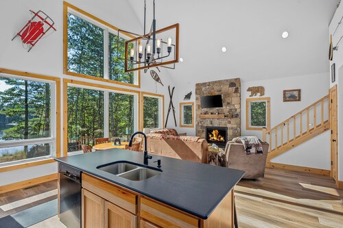 Lakefront Cabin with Fireplace Near Trails with Trailer Parking - Dogs OK