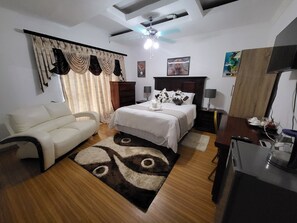 Desk, laptop workspace, blackout curtains, soundproofing - Luxe Ponte Inn (Sakhisizwe)