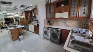 Una cucina moderna con isola centrale, elettrodomestici integrati e un lavello capiente.