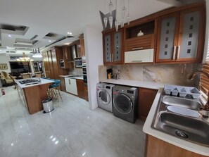 Bureau, espace de travail pour ordinateur portable, rideaux occultants