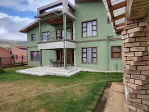 Desk, laptop workspace, blackout curtains, soundproofing - Luxe Ponte Inn (Sakhisizwe)