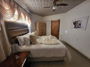 Royal Studio Suite | Desk, laptop workspace, blackout drapes, soundproofing - Luxe Ponte Inn (Sakhisizwe)