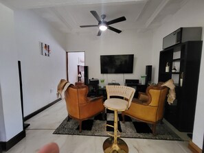 Desk, laptop workspace, blackout curtains, soundproofing - Luxe Ponte Inn (Sakhisizwe)