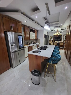 Bureau, espace de travail pour ordinateur portable, rideaux occultants