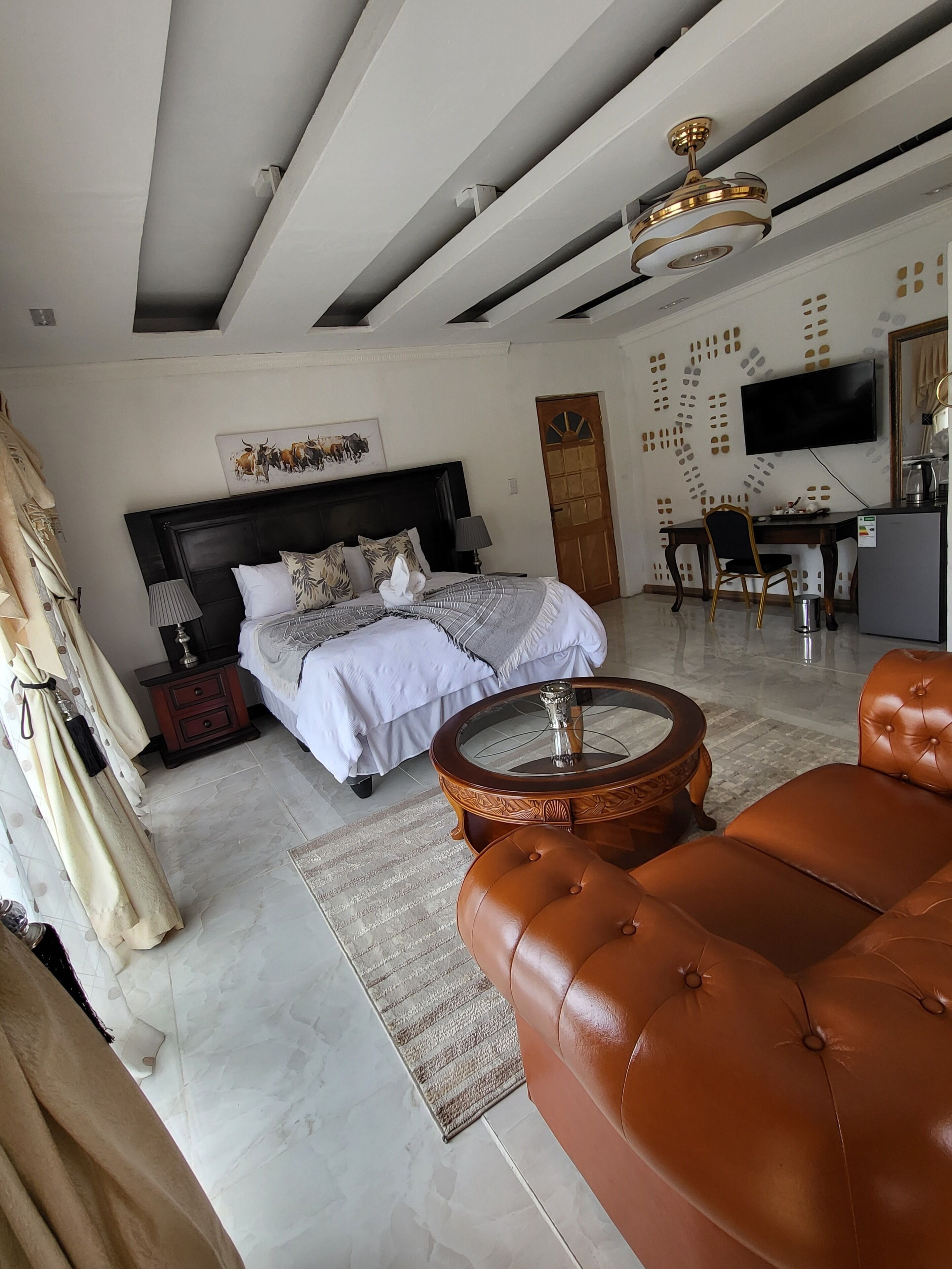 Deluxe-studiosviitti, kaupunkinäköala | Työpöytä, kannettavalle tietokoneelle sopiva työtila, pimennysverhot