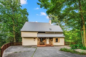 Exterior - MtnView •HotTub •Spa Room w/Sauna •2 King Suites (Gatlinburg)