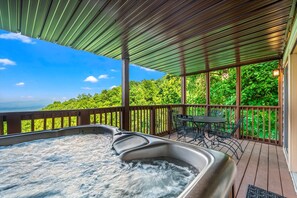 Outdoor dining - Mtn View • Hot Tub • Spa Room w/Sauna • 2 King Suites • Wanderlust (Gatlinburg)