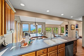 Interior - Mtn View • Hot Tub • Spa Room w/Sauna • 2 King Suites • Wanderlust (Gatlinburg)