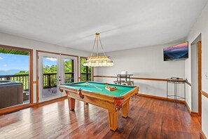 Game room - Mtn View • Hot Tub • Spa Room w/Sauna • 2 King Suites • Wanderlust (Gatlinburg)